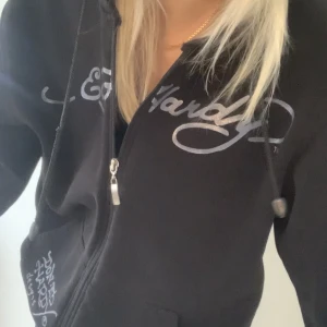 Ed hardy zip-hoodie - Supercool hoodie från ed-hardy köpt på plick, bra kvalitet och snygg passform!