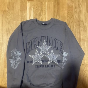 Vintage - Hej säljer en väldigt fin vintage tröja i väldigt bra skick🤩 Har du frågor eller annat tveka inte på att höra av dig!  