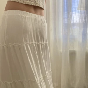 Vit långkjol - Säljer denna superfina vita långkjol från Brandy Melville i one size men skulle säga att den passar xs/s🍀✨🌸