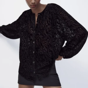 Zara sammet blus svart  - Svart sammet blus från zara, mönstrad lite halv genomskinlig. Använd en gång. Strl XS 