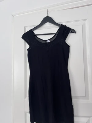 Klänning - Lite genomskinligt tyg längst upp vid axlarna