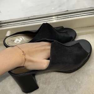 Cc-shoes  - Så snygga klackar med öppen tå från märket cc-shoes i strl 39! Svart skinn💕 nypris är över 3000 kr🫶SUPERBRA SKICK! 