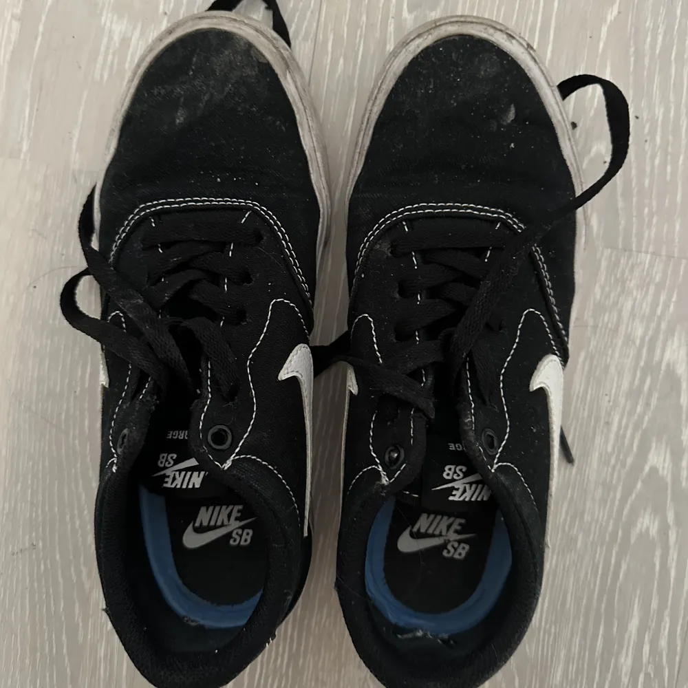 Nike SB skor, relativt använda, men ändå bra skick! . Skor.