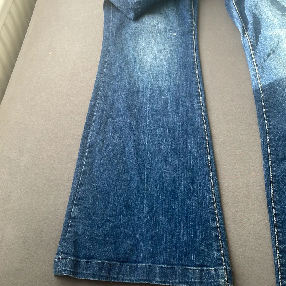 Väldigt fina jeans med topp skick, köpta på sellpy men aldrig använt de pga för många jeans! Coola detaljer på bakfickorna 😍😍  Kontakta mig för fler frågor!❤️. Jeans & Byxor.