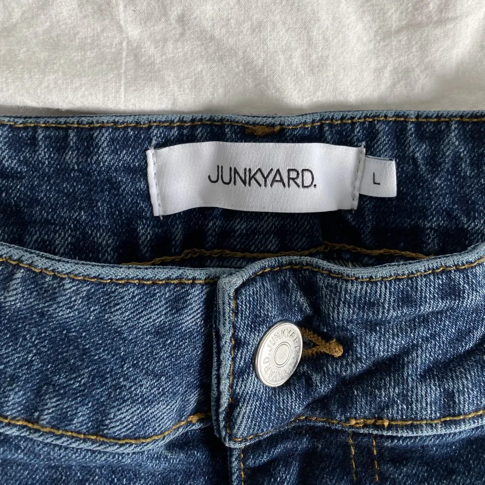 Superfina mörkblå lowrise flare jeans från junkyard. Helt nya!🙌🏼 Inte använda. Säljer pga de inte passade mig. . Jeans & Byxor.