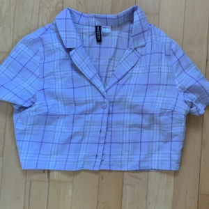 HM skjorta  - En lila kort skjorta från HM. Har använt någon gång men matchar med mina andra lila jeans. (Titta bilden innan)  