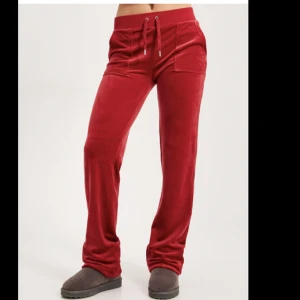 Röda Juicy Couture Byxor - Säljer då de inte kommer till användning! Inga skador och i nyskick. De är även slutsålda överallt🫶🏼 Vid fler intresserade blir de budgivning! Köp direkt för 800kr