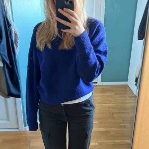 Zara stickad tröja - En klarblå stickad tröja från ZARA i storlek M