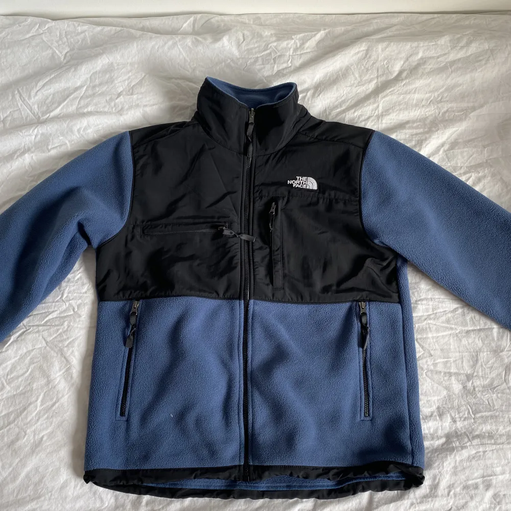 Supersnygg North Face fleece jacka i blå som är perfekt nu till våren🌸 Använd fåtal gånger och har därav inga skador. Nyskick!💙 Säljer pga används inte.. Jackor.
