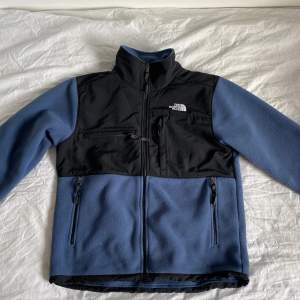 Supersnygg North Face fleece jacka i blå som är perfekt nu till våren🌸 Använd fåtal gånger och har därav inga skador. Nyskick!💙 Säljer pga används inte.