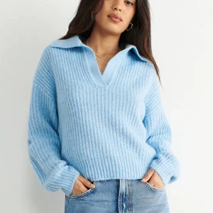 Stickad tröja  - Stickad tröja ifrån gina tricot. Storlek XS, passar upp till M. Använd fåtal gånger. Köpt för 400, säljer för 150kr.