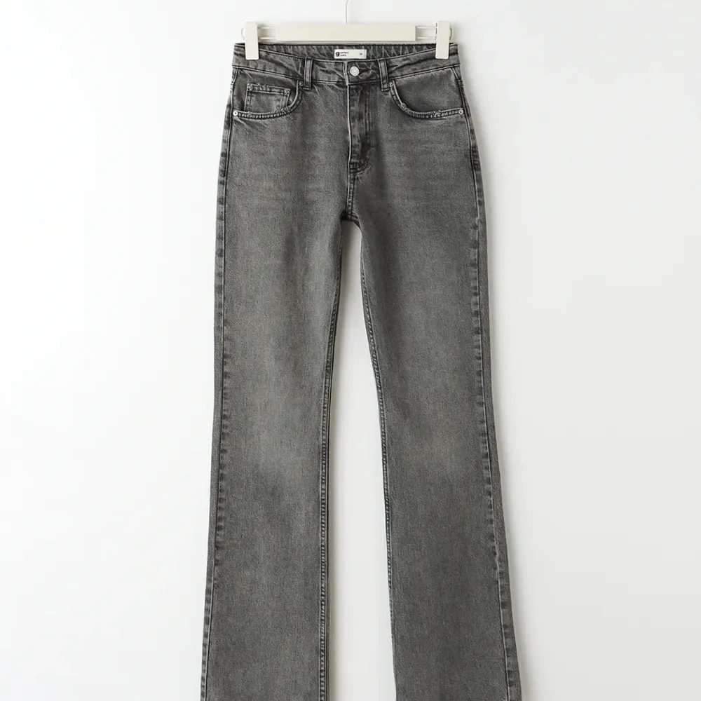 Gråa lågmidjade jeans från Gina. Jättefina, knappt använta, köpt för 500 säljer för 299, säljer pga för stora🫶🏻 Kontakta vid intresse 💞. Jeans & Byxor.