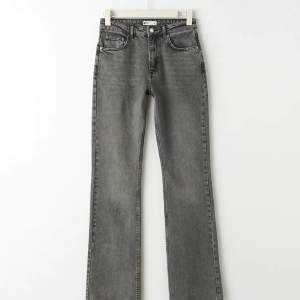 Gråa lågmidjade jeans från Gina. Jättefina, knappt använta, köpt för 500 säljer för 299, säljer pga för stora🫶🏻 Kontakta vid intresse 💞