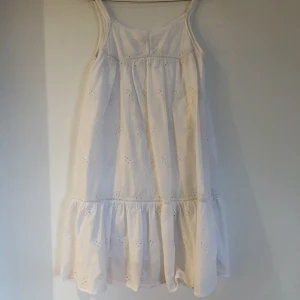 Klänning mango - Vit klänning från mango perfekt till studenten eller sommarn. Storlek 13/14år men passar mig som är xs. Mycket bra skick