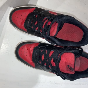 nike  - säljer dessa low courts då det inte riktigt är min stil längre. Dem är använda flitligt men i väldigt fint skick! Tvättas ofc. innan de skickad. nypris runt 600