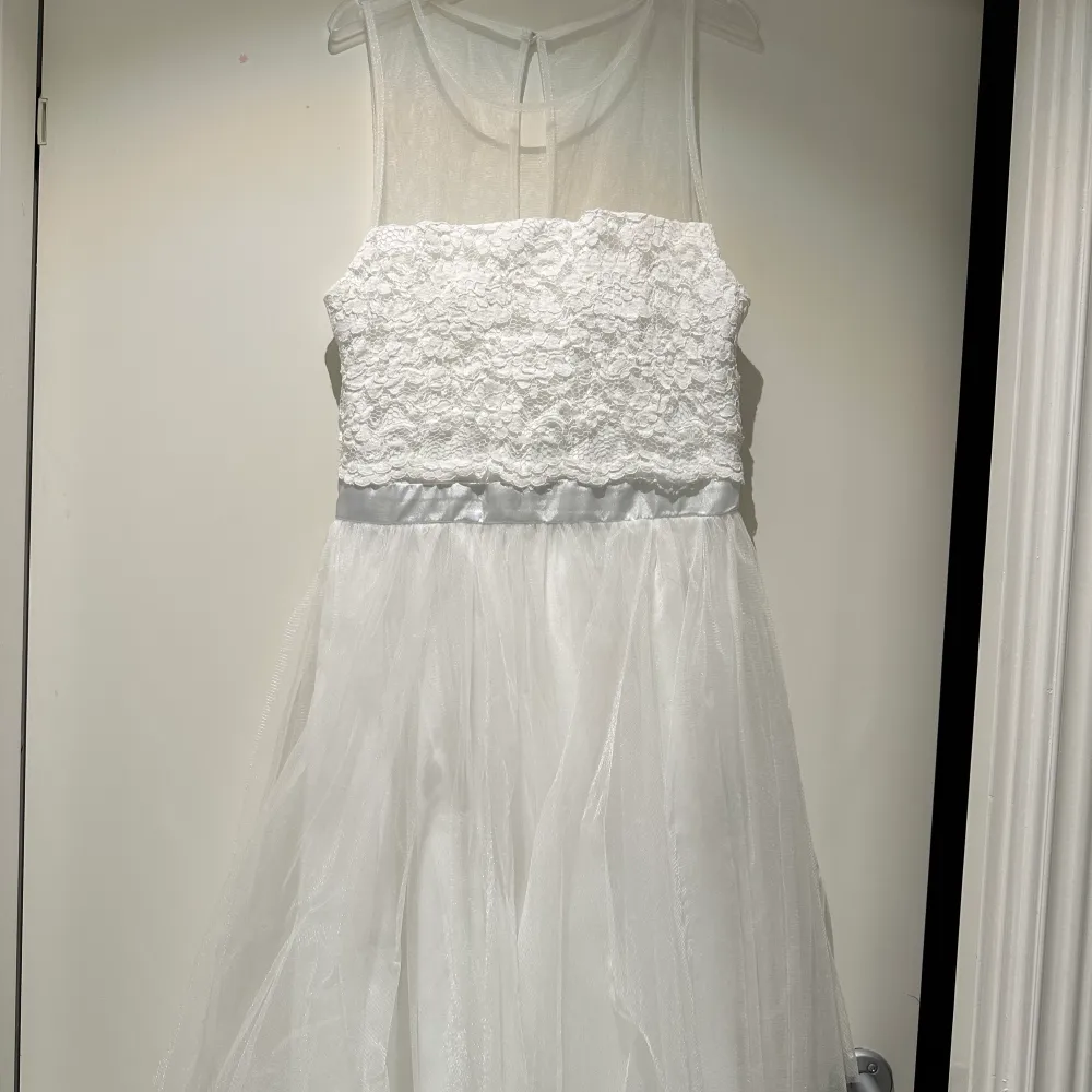 En superfin vit klänning med spets och tyll.  Perfekt ombytesklänning till bröllopet eller studentklänning.   Endast använd i 4h, så helt i nyskick.  Moments från bubbleroom . Klänningar.