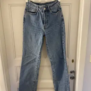 Jeans från Bikbok som har en medelhög/hög midja. Fin blå färg och bra längd till mig som är 172. 