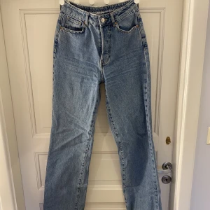 Jeans - Jeans från Bikbok som har en medelhög/hög midja. Fin blå färg och bra längd till mig som är 172. 