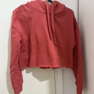 En hoodie i stl XS som är i bra skick, säljs för 50 kr. Står ej för frakten. 