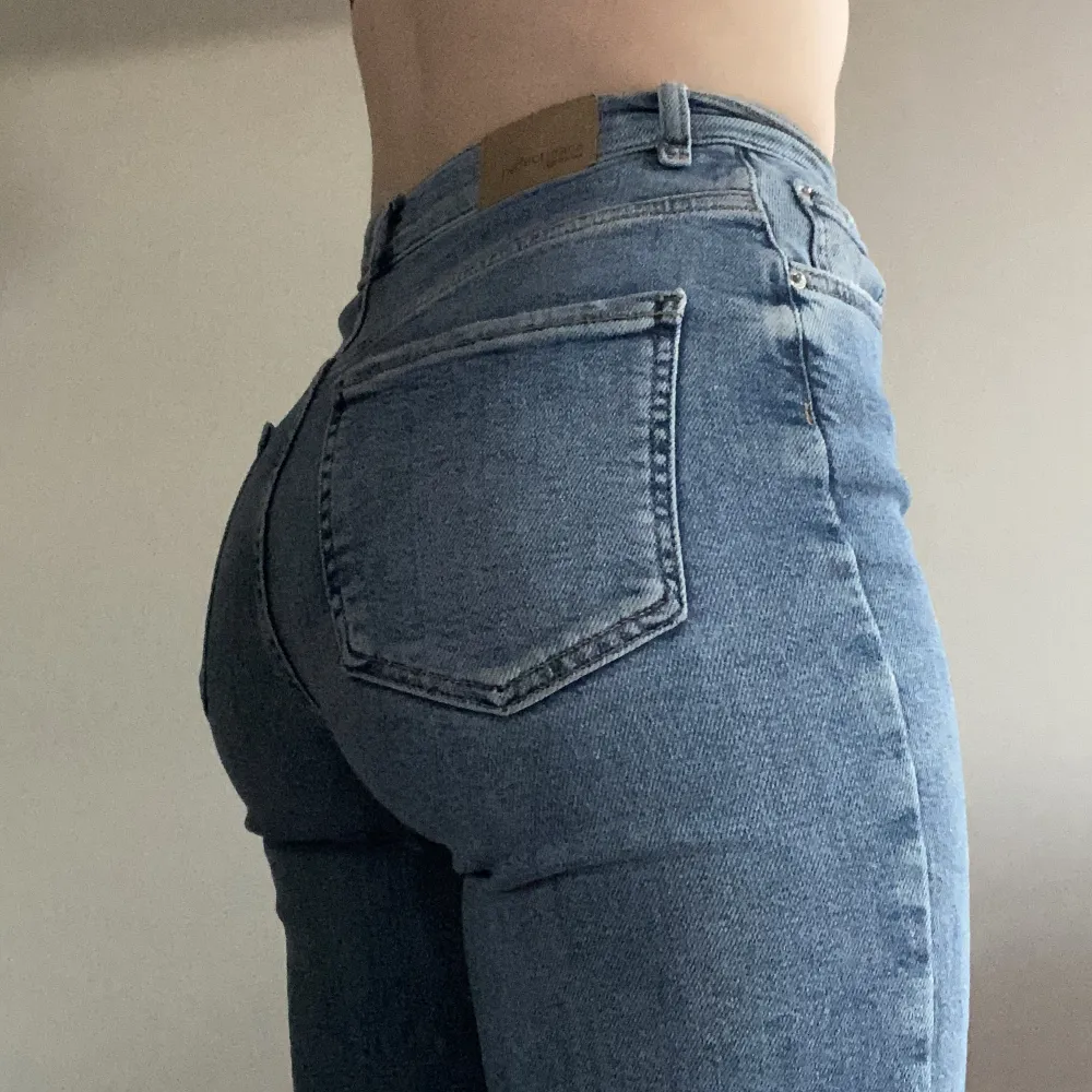 Mom jeans med hög midja från Gina tricot. . Jeans & Byxor.