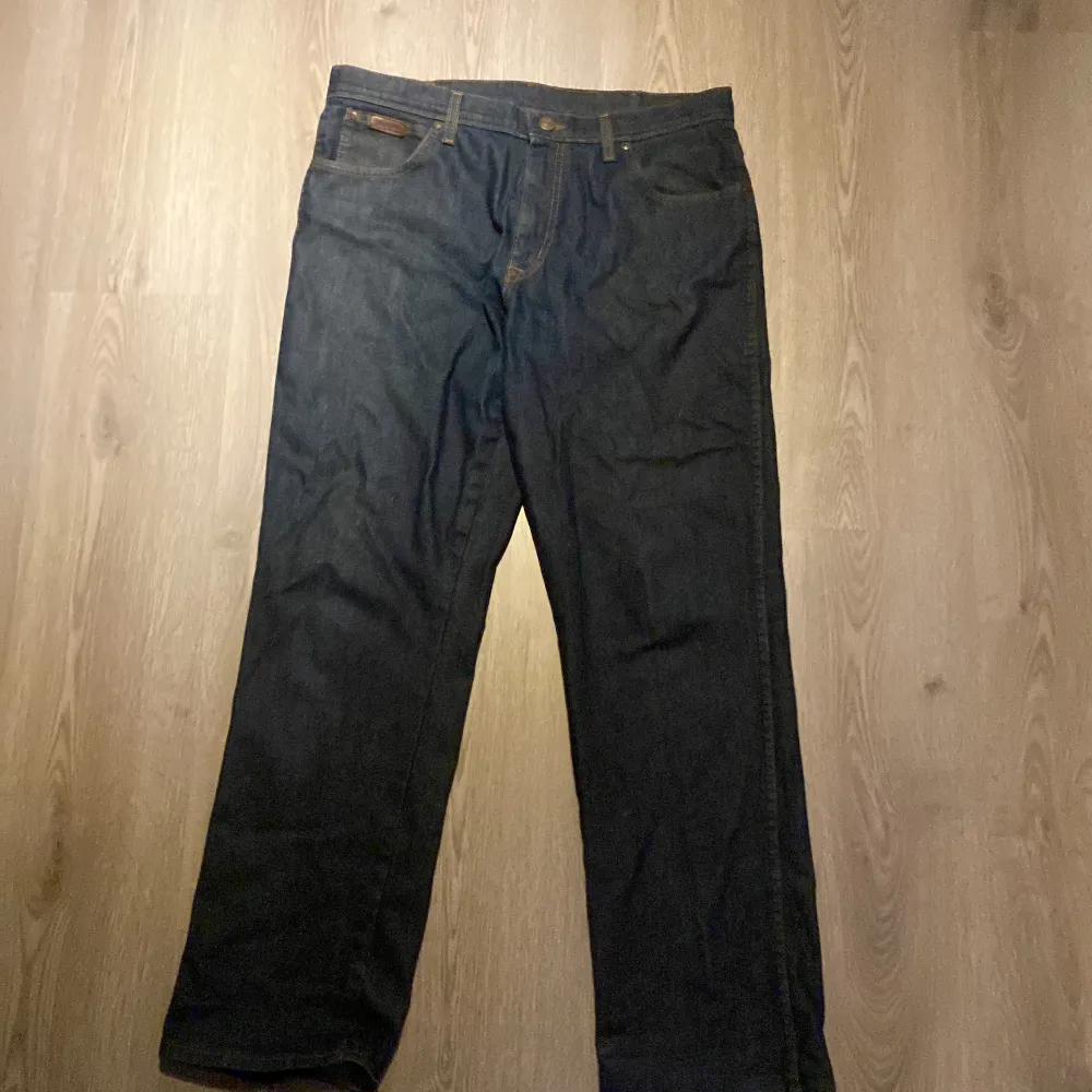 Wrangler jeans inte jätte mycket använda lite heal drag dock ganska baggy men sitter ganska snygg . Jeans & Byxor.