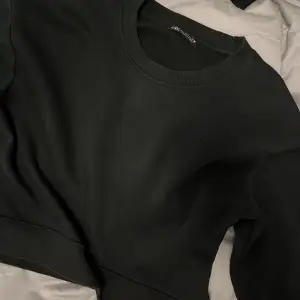 Fin sweatshirt/crewneck från zara strl xs. Knappt använd då den är liten på mig. Säljer för 140kr.