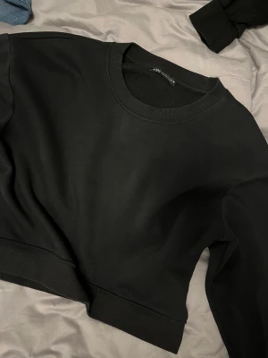 Fin sweatshirt - Fin sweatshirt/crewneck från zara strl xs. Knappt använd då den är liten på mig. Säljer för 140kr.