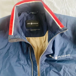 Sail racing Vindjacka - Märke Sail racing Vindjacka/vårjacka  Fint skick. Sällan använd  Storlek L