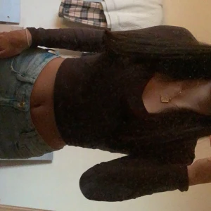 V ringad topp - En v ringad tröja i färgen brun, använd enstaka gånger men inte längre pga den är inte min smak längre🤎