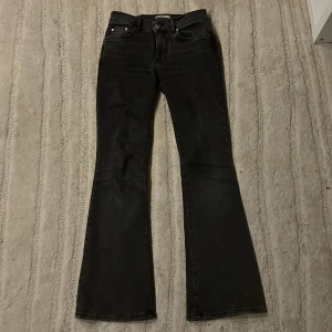 Gråa lågmidjade jeans - Jag säljer mina gråa lågmidjade jeans pga att dem inte passar mig och är i nyskick💕