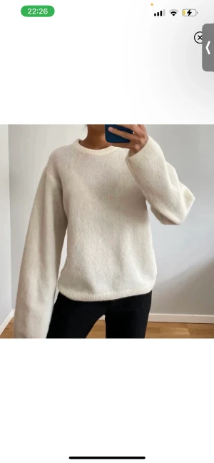 Mohair tröja hm - Säljer min mohair tröja från hm i storlek M, den är kräm vit!! ❤️‍🔥