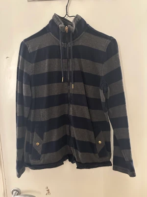 Randig crewneck zip up - Inga skador/fläckar. Skriv privat vid frågor. Storlek M på tagen men sitter som S