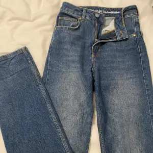 Jeans från bikbok som är köpta förra året och i bra skick men som tyvärr har blivit för små. De är i strl 26 på Bikboks hemsida men passar nog om man har runt 32/34 i andra byxor! De ser ut som på andra bilden, bara en mörkare blå. 