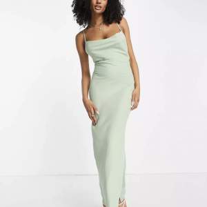 Ljusgrön klänning i silkesliknande material. Helt oanvänd med prislappen kvar. Köpt för 859 kr. Hör av er vid frågor eller funderingar! Pros går att diskutera, vill gärna få den såld!💚