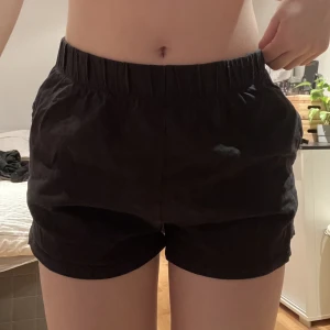 Mjukisshorts från Nelly - Fina mjukisshorts från Nelly som tyvärr inte kommer till användning. Skriv för fler bilder eller om ni har några frågor🤍