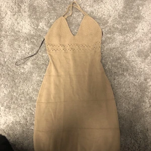 Klänning - Beige stickad klänning i st s