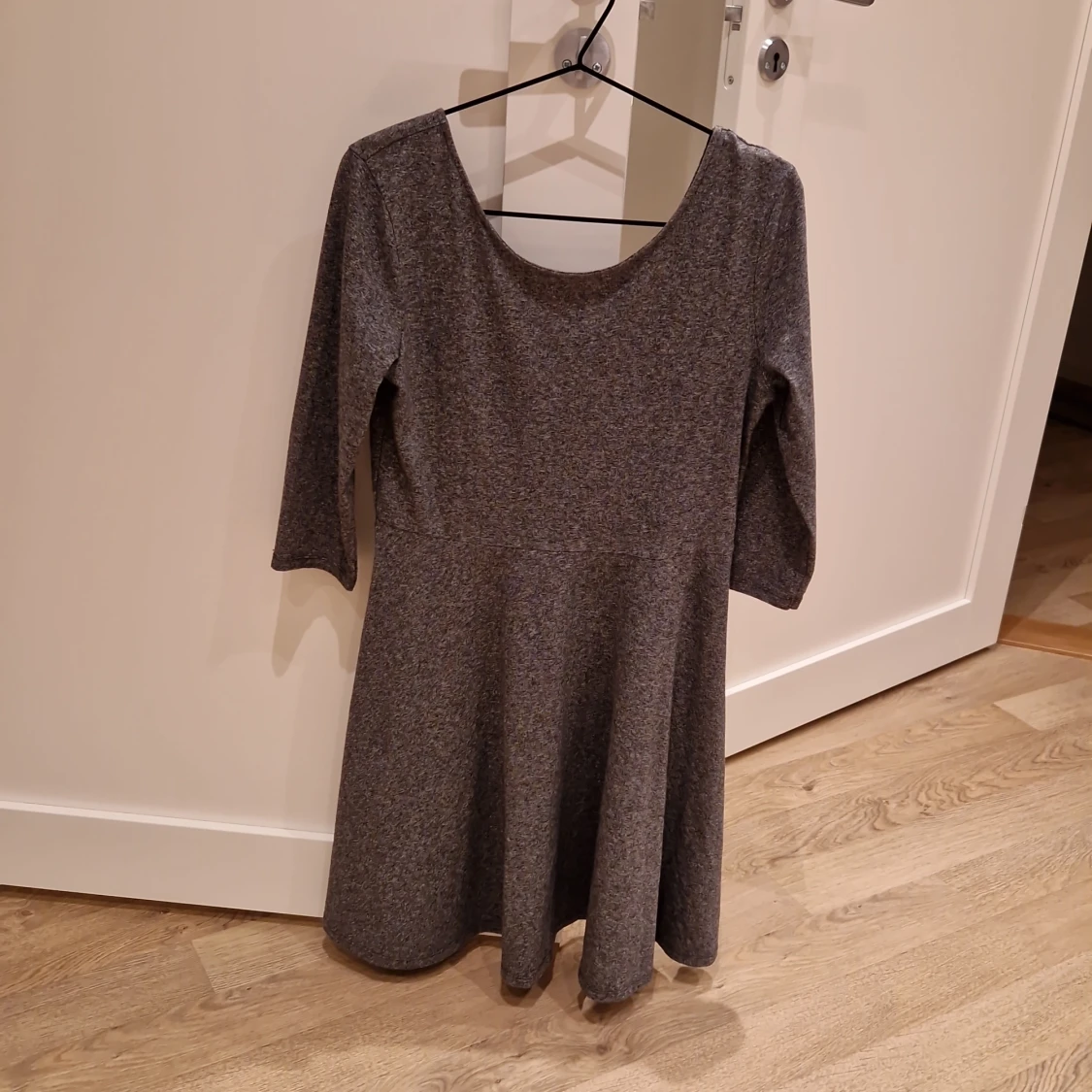 Grå klänning trekvarts