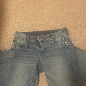 Low Rise flared - Från h&m och det är i dtorlek 36. Jag köpa den i somras. Bra skick men lite kort på mig