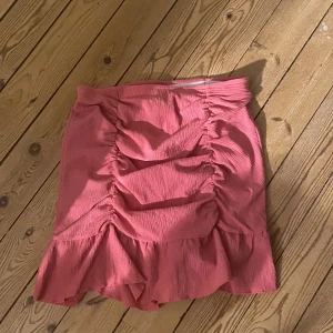 Somrig kjol! - En superfin sommar kjol som funkar till festligare tillfällen eller bara en vanlig sommardag!❤️ Det är en storlek M men det är resor i midjan så skulle säga att den passar både S och M.