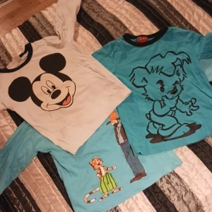 3 tröjor barn - 1 vit med mussepigg motiv, storlek 86. 1 blå/grön med bamse motiv, storlek 98. 1 blå med pettson & findus motiv i storlek 86-92. Använt skick.