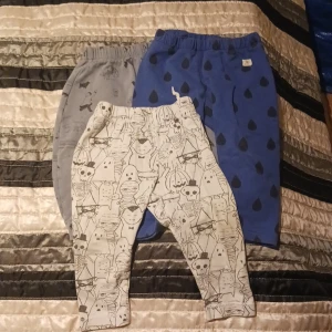 3 mjukisbyxor barn - 1 ljusblå med nordpolenmotiv storlek 80. 1 mörkblå med prickar i storlek 74. 1 vit tights med spöken i storlek 74. Använt skick