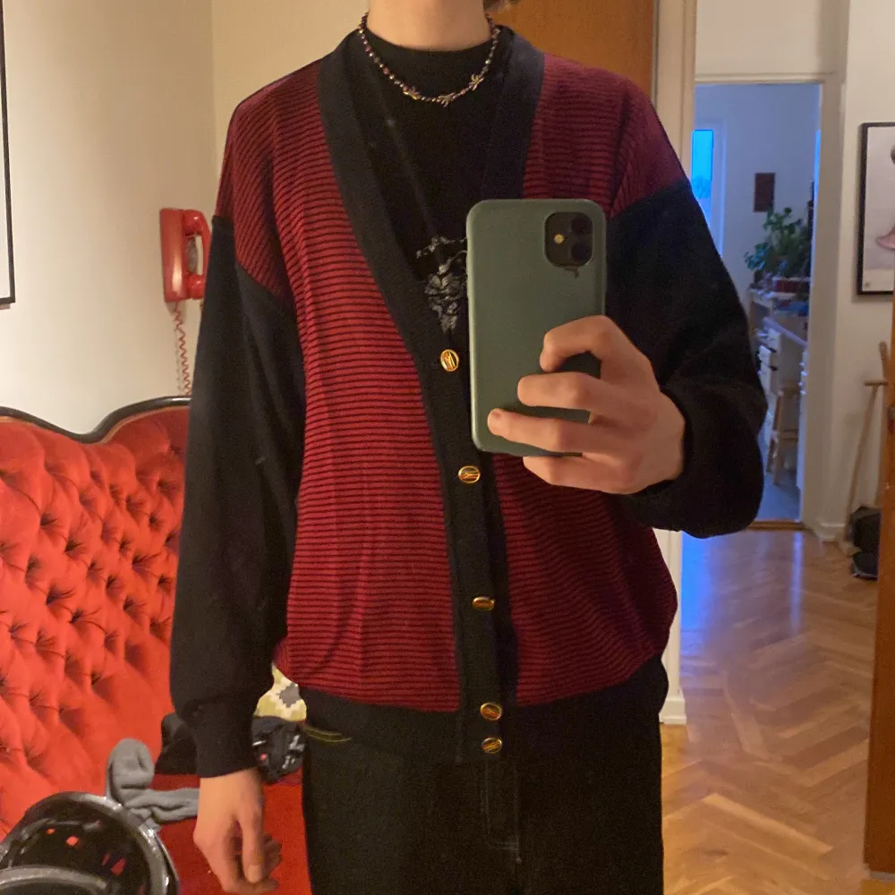 Skitsnygg och vintage cardigan från Italien. Köp och rocka den feta Curt Cobain looken!. Tröjor & Koftor.