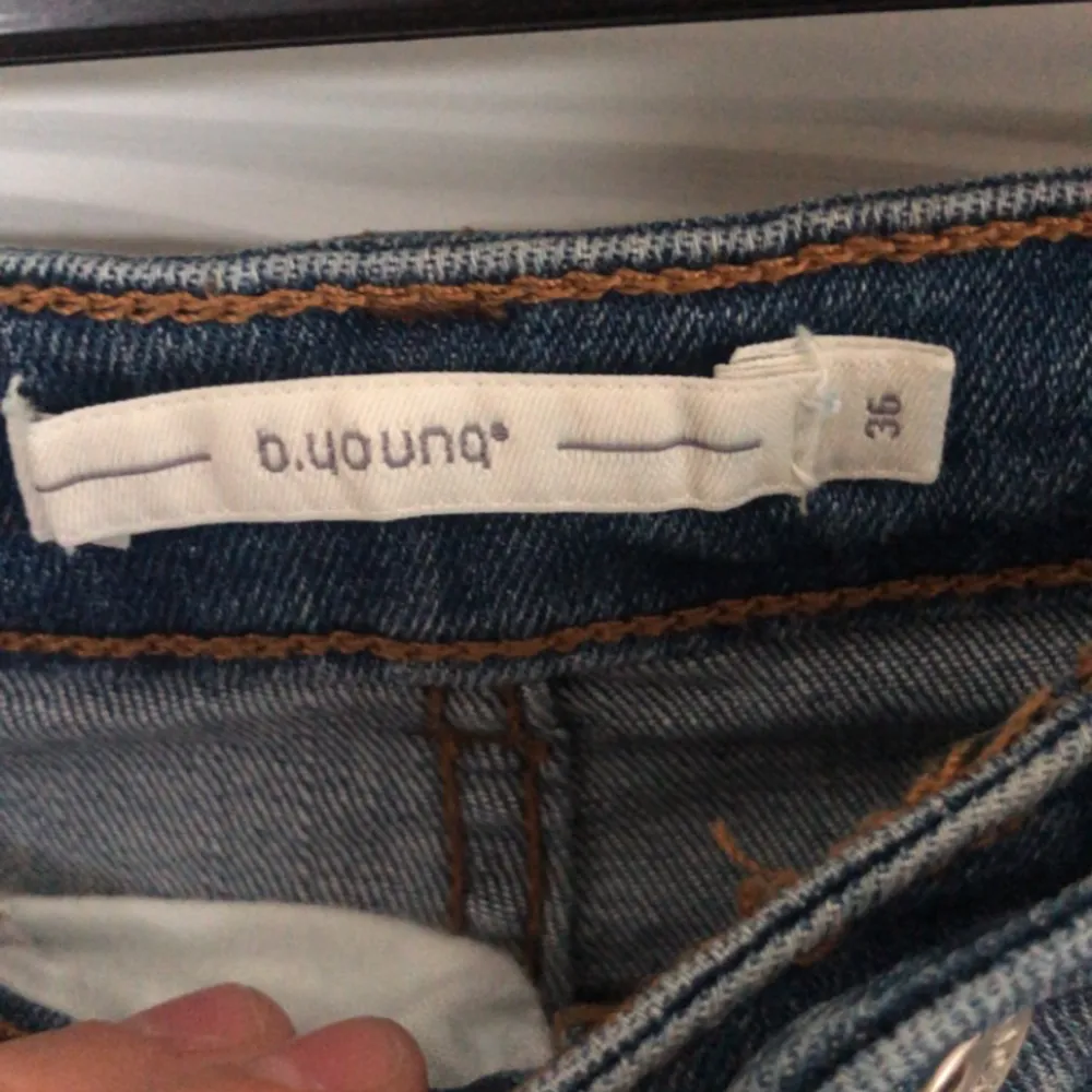 Jeans kjol från b.Young i storlek 36. Använd 1 gång alltså i nyskick. Original pris 695 kr!. Kjolar.