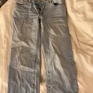 Säljer mina fina Abrand jeans i modellen Low straight, storlek 26/ AU 8 dem sitter perfekt på mig som är 1,64 lång💗 Jättefina och jättebra skick men kommer inte till användning, köpta för 1100kr