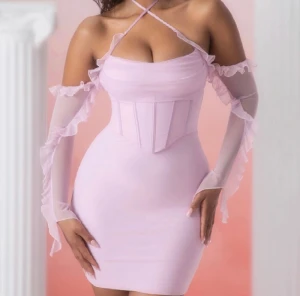 Oh polly  - Säljer en jätte fin klänning från oh polly. Klänningen har har används en gång och kommer inte till användning längre. Klänningen är i fint skick (precis som ny) då jag bara använt den en gång. Köptes för 700 men säljer för 450. Skriv för fler bilder❤️