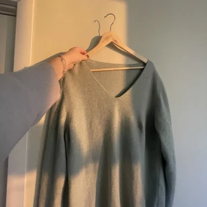 Oversized cashmir tröja - Säljer denna mintgröna oversized cashmir tröja. Köpte för 1400kr