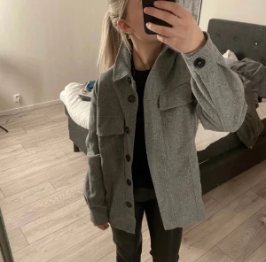 Kort kappa - Grå kappa, vet ej vart den är ifrån. Köpt på plick och har inga defekter!💗 
