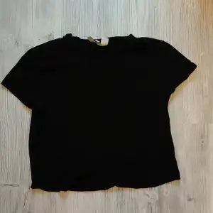 Enkel, svart, tajt t shirt. Använd en gång 
