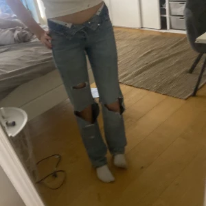 Jeans  - Använt ca 2-3 ggr. Säljer för att jag inte använder längr, låt på zara för runt 1,5 år sedan. Kontakta vid intresse!💗