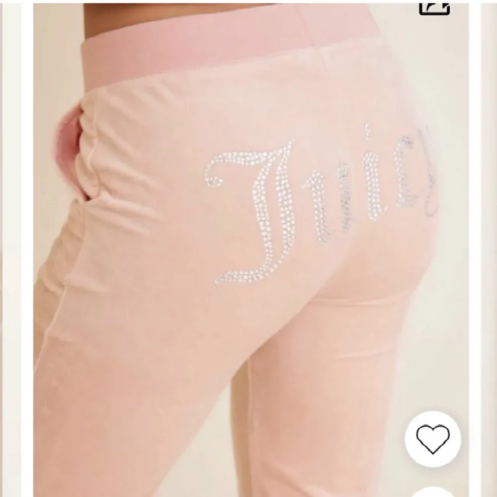 Intressekoll!! Ljus rosa byxor i storlek XS passar perfekt nu t våren, köpte för 1 100kr. Använda typ 2 gånger!. Jeans & Byxor.